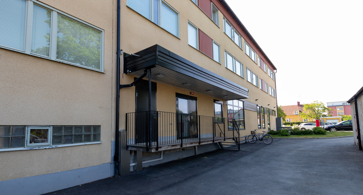 Baksida med personalingång på Tengvallsgatan 30.