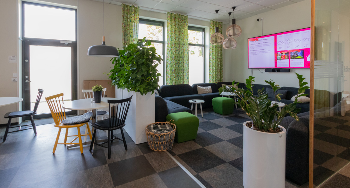 Köksdel med sittplatser och gemensamhetsyta på Tengvallsgatan 30.
