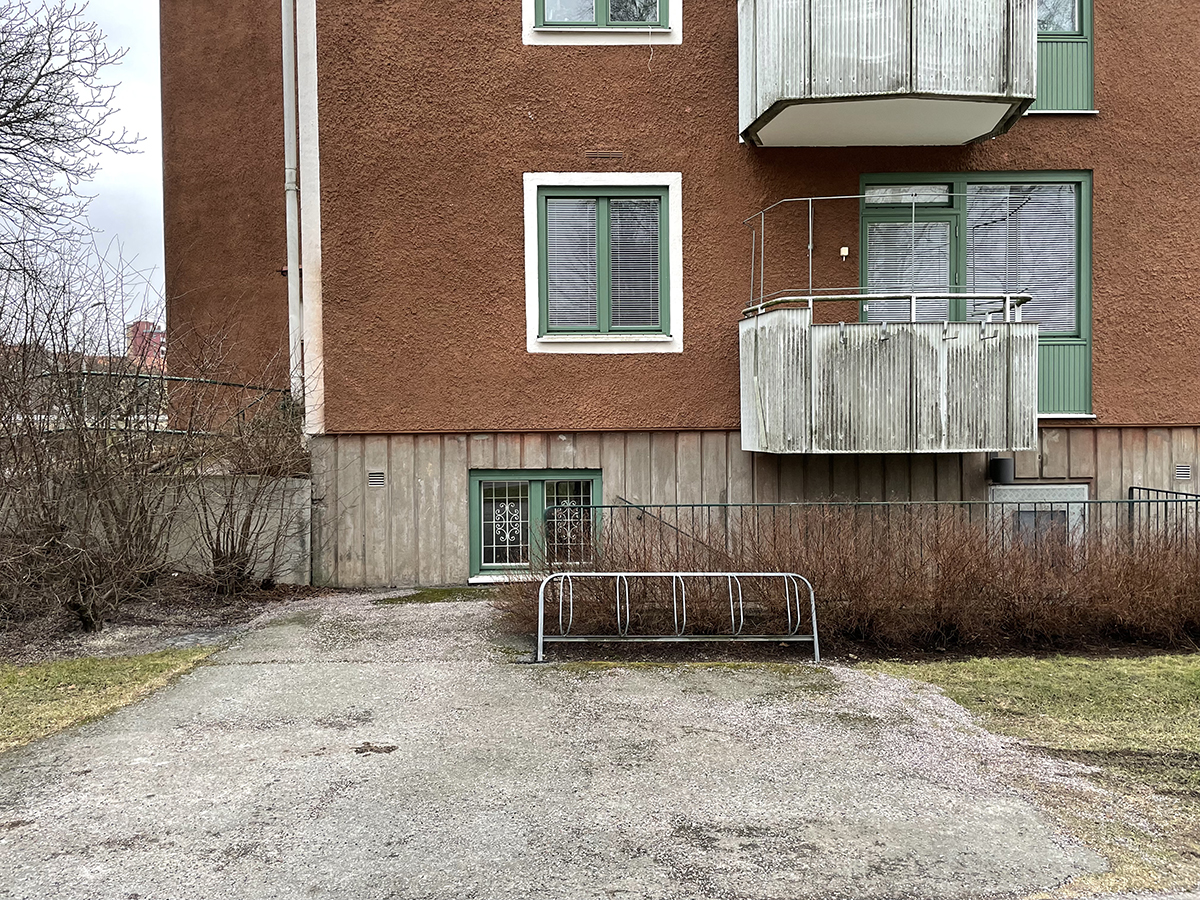 Husfasad med entré till källarlokal