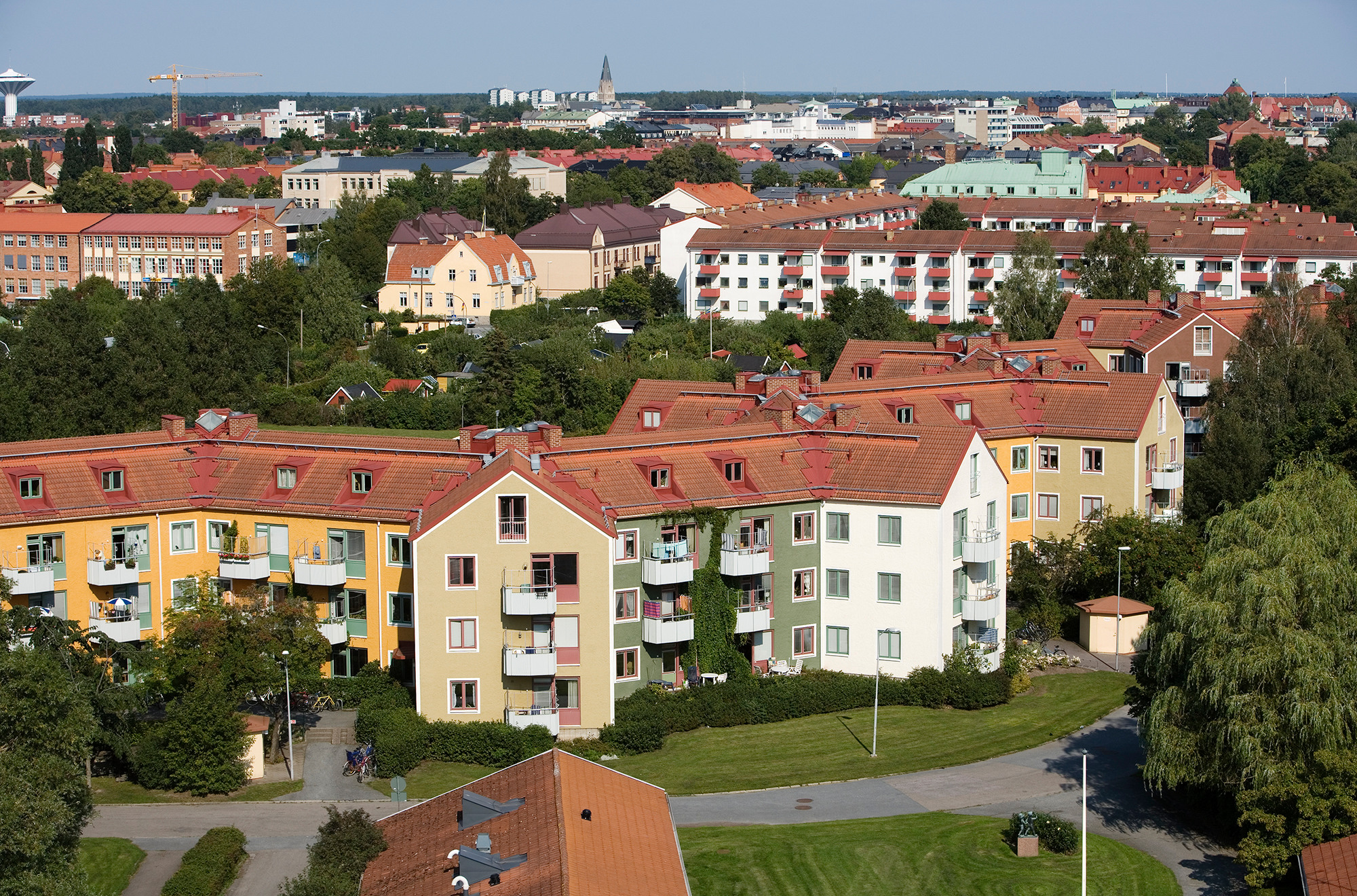 Flygfoto över stadsdelen Rosta. I bakgrunden ser man delar av Örebro som Svampen och Nikolaikyrkan.