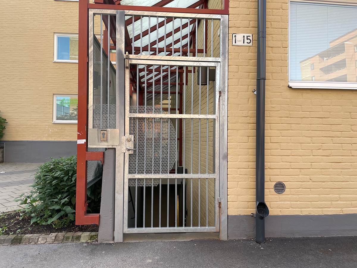 Entré med gallergrind till lagerlokal på Tunnbindargränd 1.