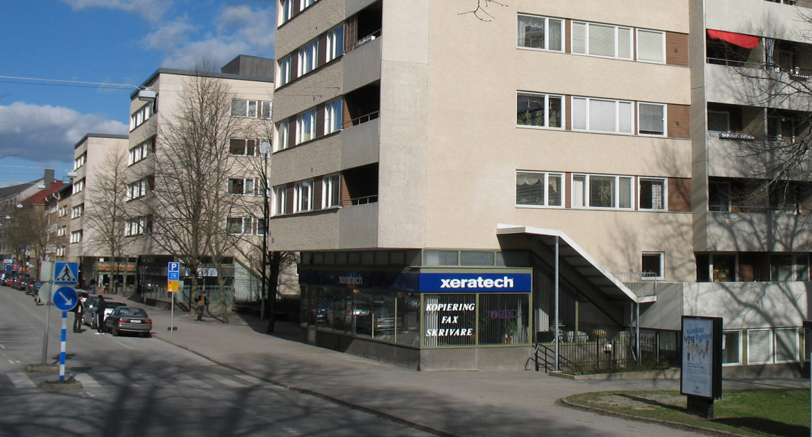Fastighet på drottninggatan, flerbostadshus med lokaler i bottenplan ut mot Drottninggatan.