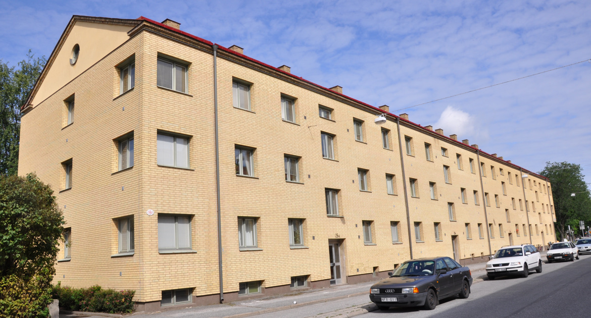 Fastighet på Lövstagatan 15, bostadshus i tegel med tre våningsplan.