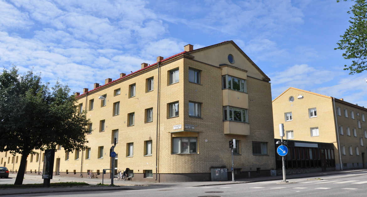Fastighet på Lövstagatan 15, bostadshus i tegel med tre våningsplan.