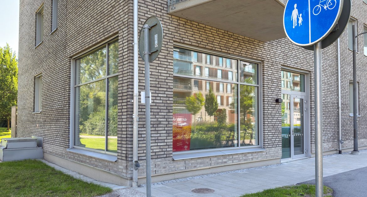 Gavel på hus med stora skyltfönster på båda sidor.