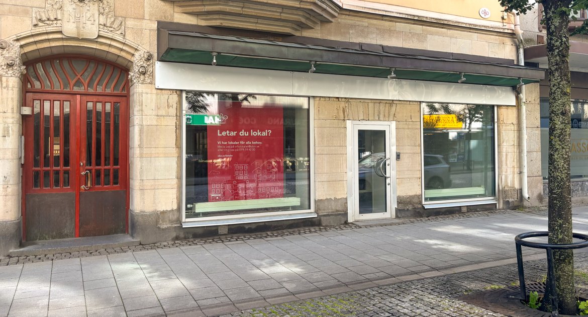 Entré till lokal med stora skyltfönster på Storgatan 14.
