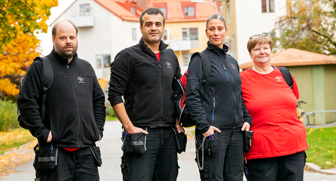 Fyra installatörer med med ansvar för att sätta in temperaturgivare hos ÖBO. Foto taget utomhus i Rosta.