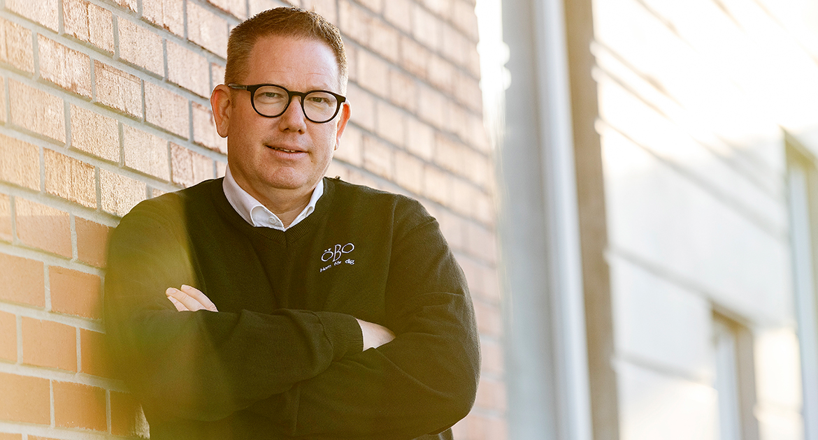 Peter Hovlund, områdeschef i Vivalla lutar sig mot en tegelvägg.