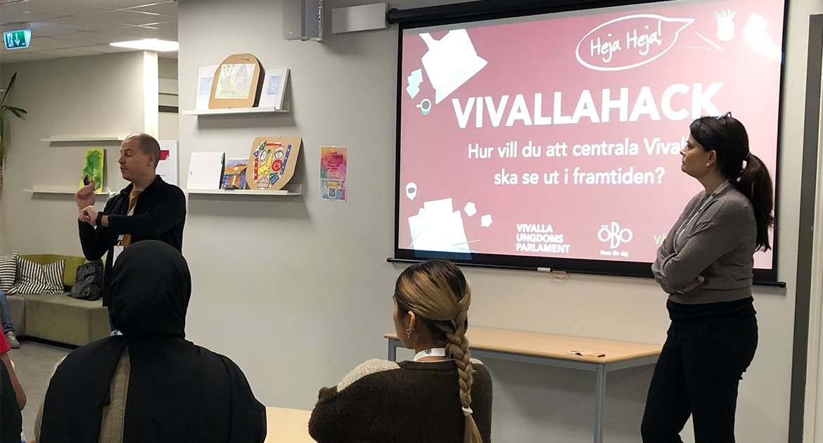 VivallaHack 2022. Ungdomar presenterar idéer under en workshop för att utveckla Vivalla. De bästa förslagen prisas.
