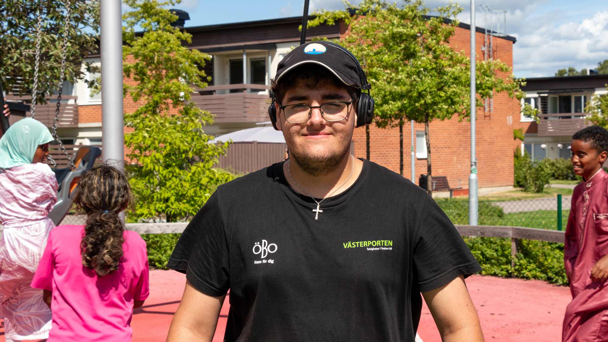 Feriepraktikanten Jonathan Sammo i en lekpark i Vivalla.