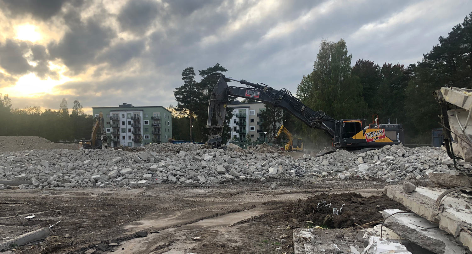 Grävmaskin och betongrester på Grankottevägen.