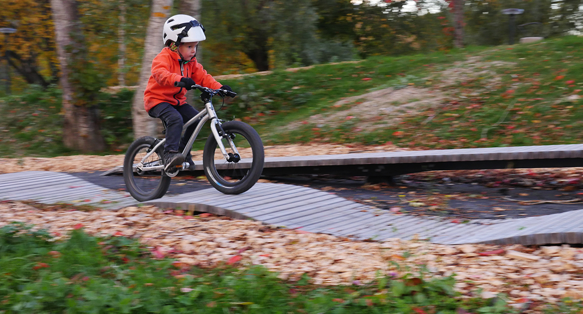 Cykellek i Varberga, liten pojke cyklar över hinder
