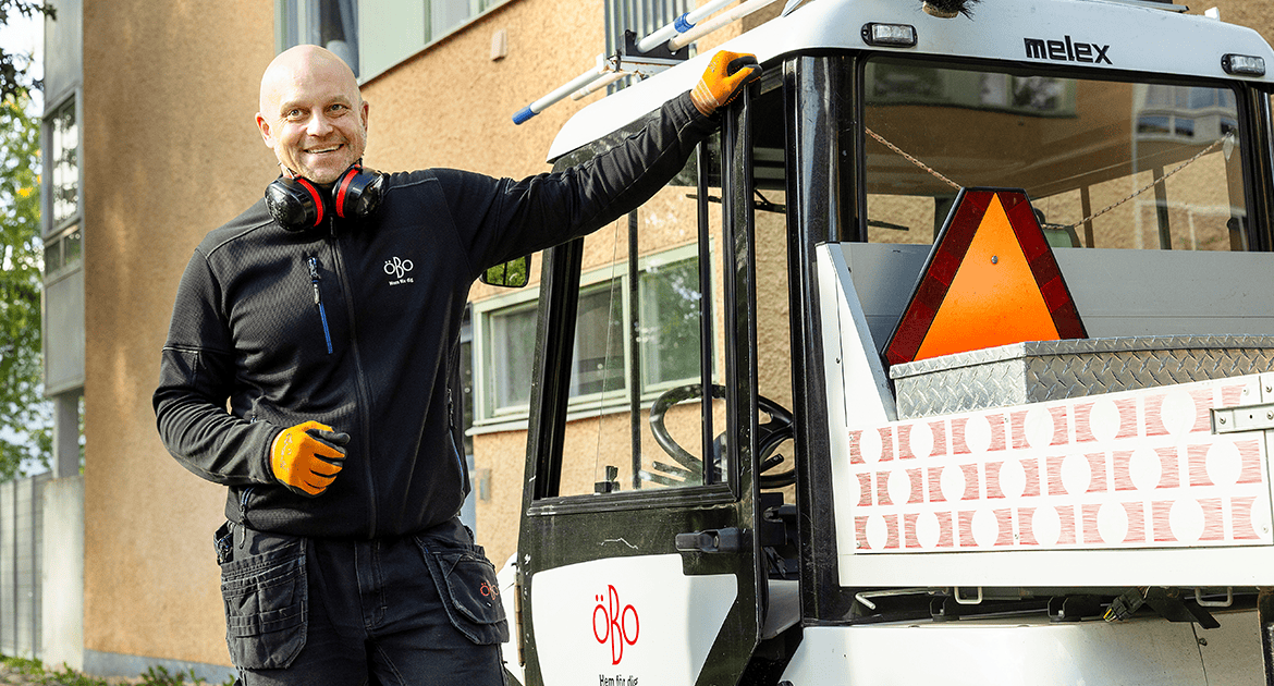 Patrik Renberg står vid en ÖBO-bil
