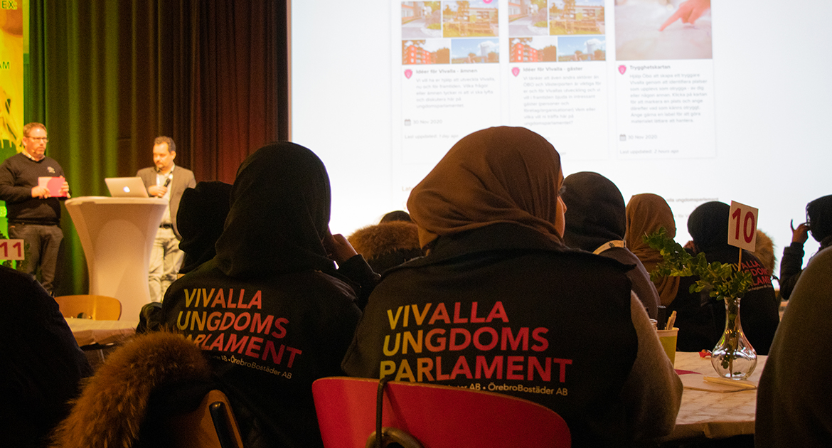 Ungdomar från Vivalla ungdomsparlament på ett möte