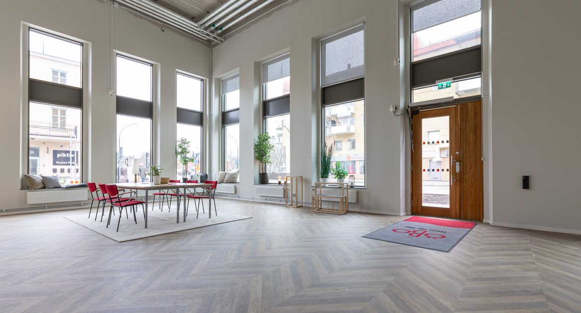 Stort rum med högt i tak och många höga fönster samt trägolv på Trädgårdsgatan 6A.