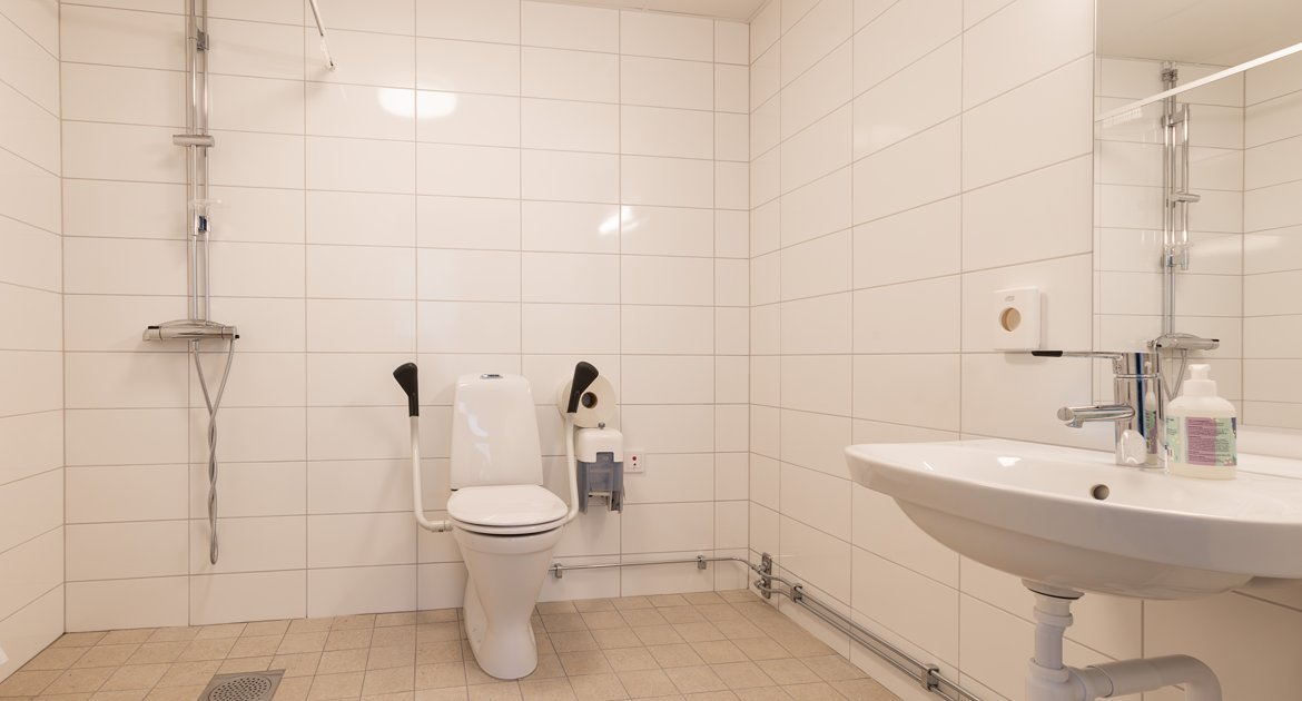 Badrum med dusch och toalett på Trädgårdsgatan 6A.