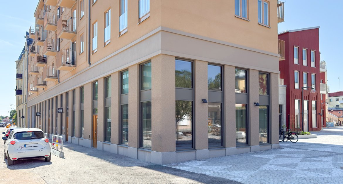 Hörnlokal med stora höga fönster på Trädgårdsgatan 6A.