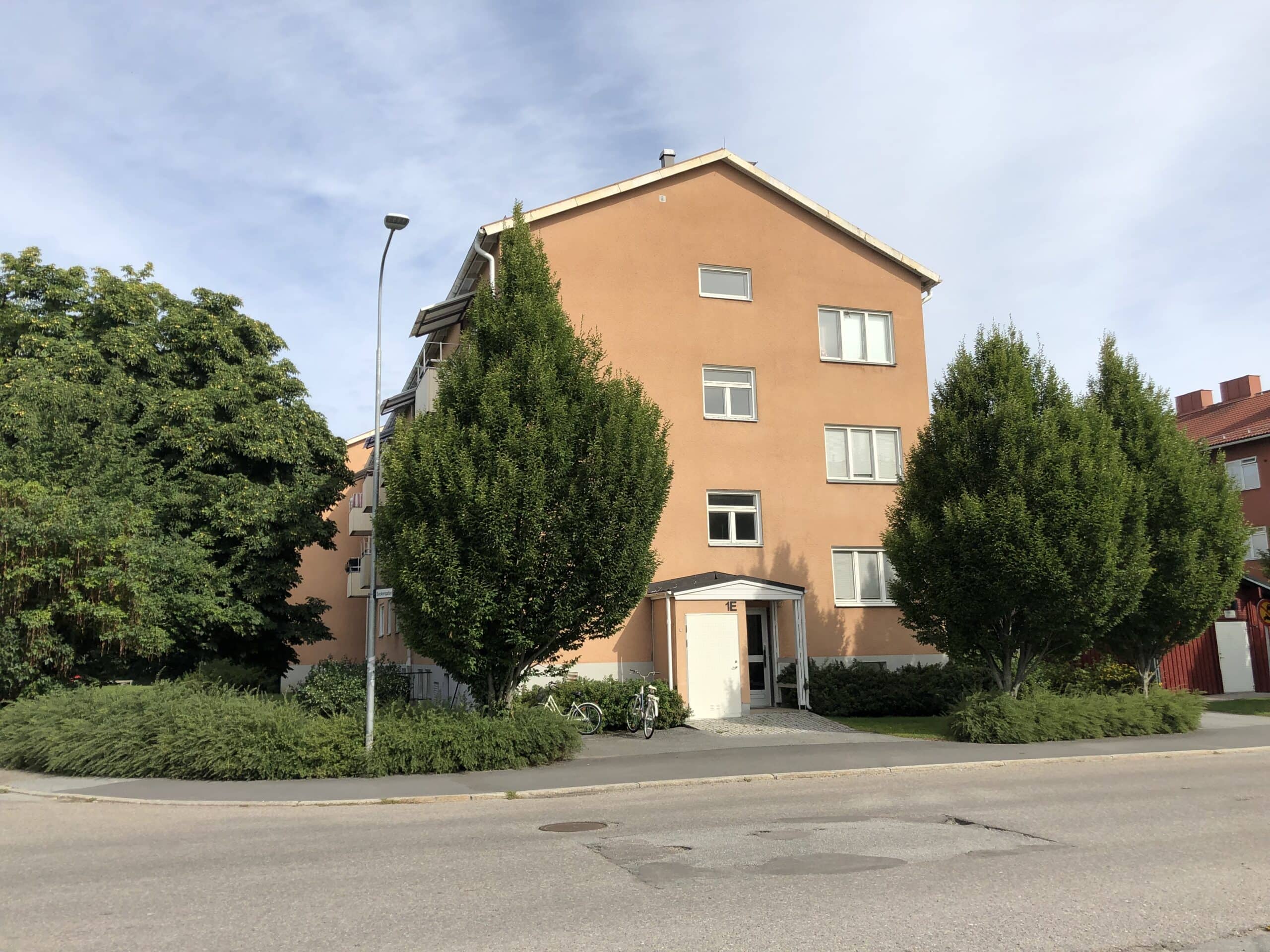 Flerbostadshus på Sockengatan i tre våningar och med källare.