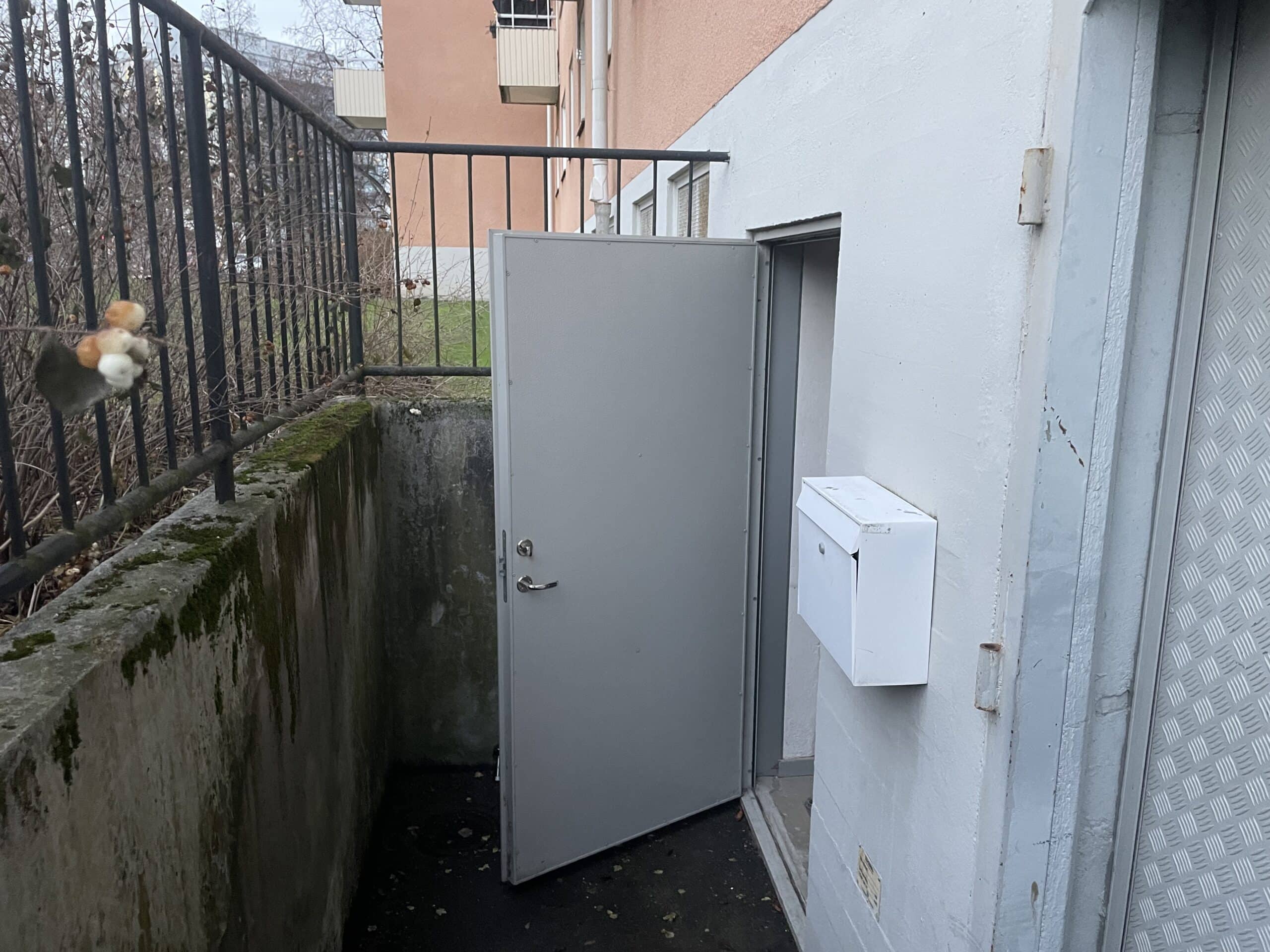 Ingång till källarlokal på Sockengatan 1 D.