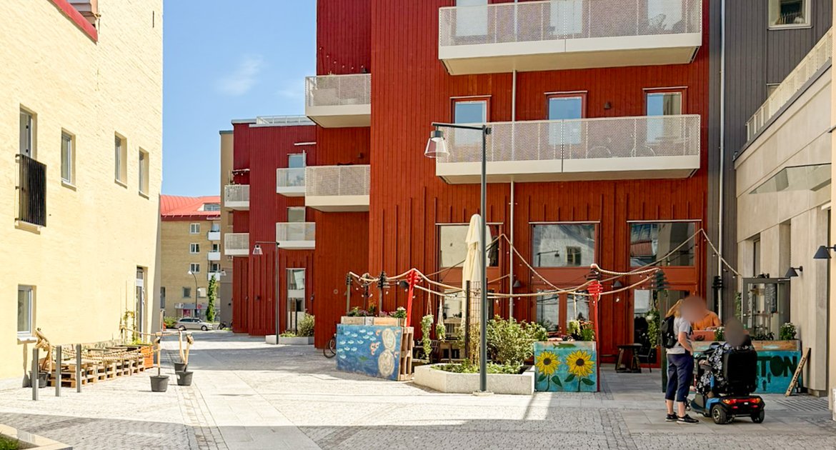 Gångväg mellan husen på Trädgårdsgränd i kvarteret Hållstugan.