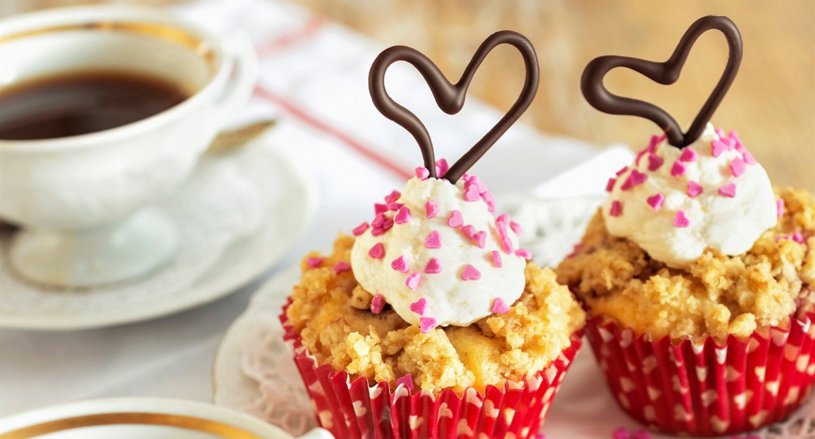 Två muffins och en kopp kaffe.