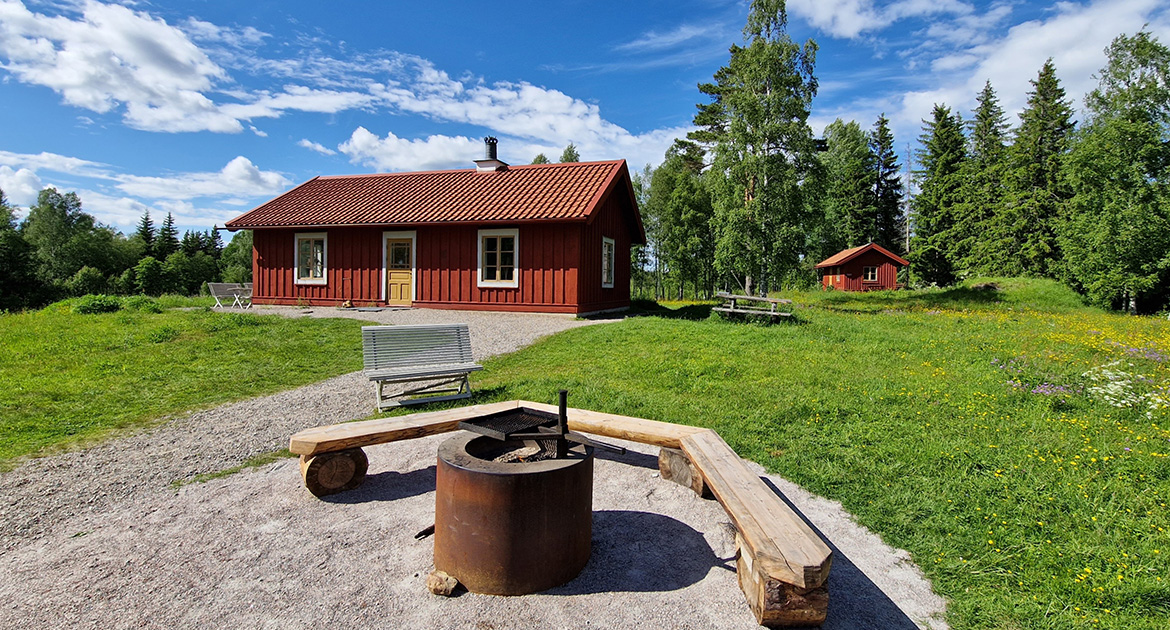 Gårdsjötorp med grillplats och grönytor