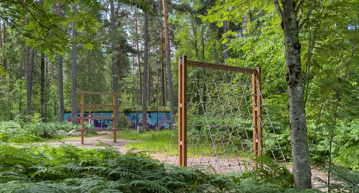 Klätterlek i Varbergaskogen.