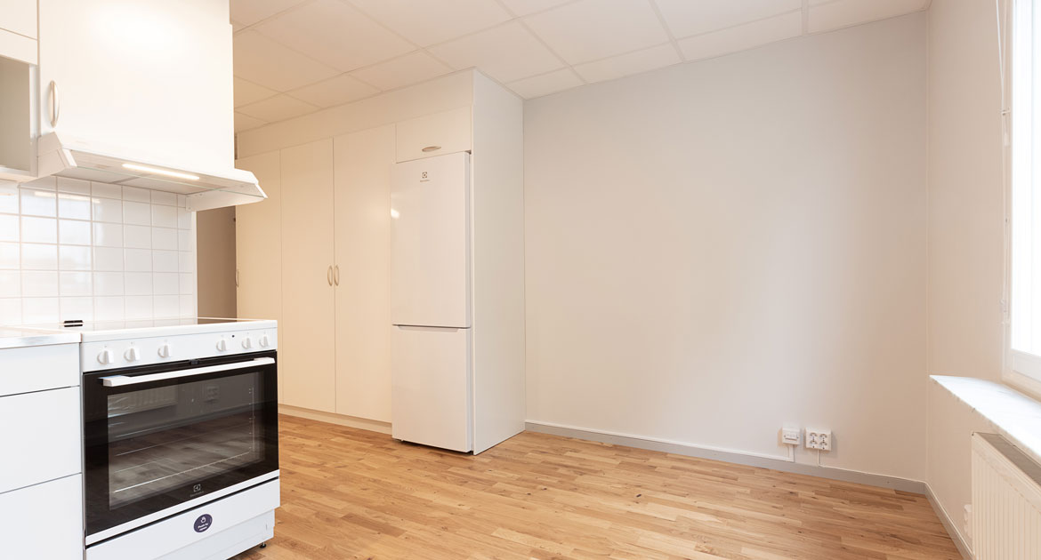 Rum med kök och fönster på Studentgatan.