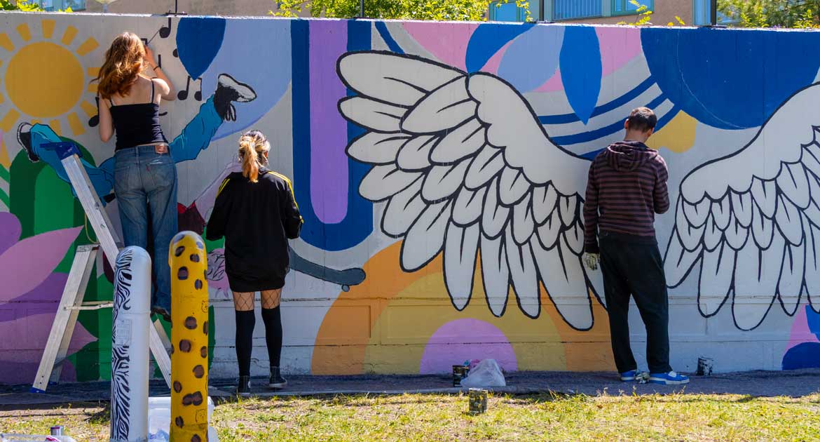 Ungdomar målar muralmålning i Markbacken.