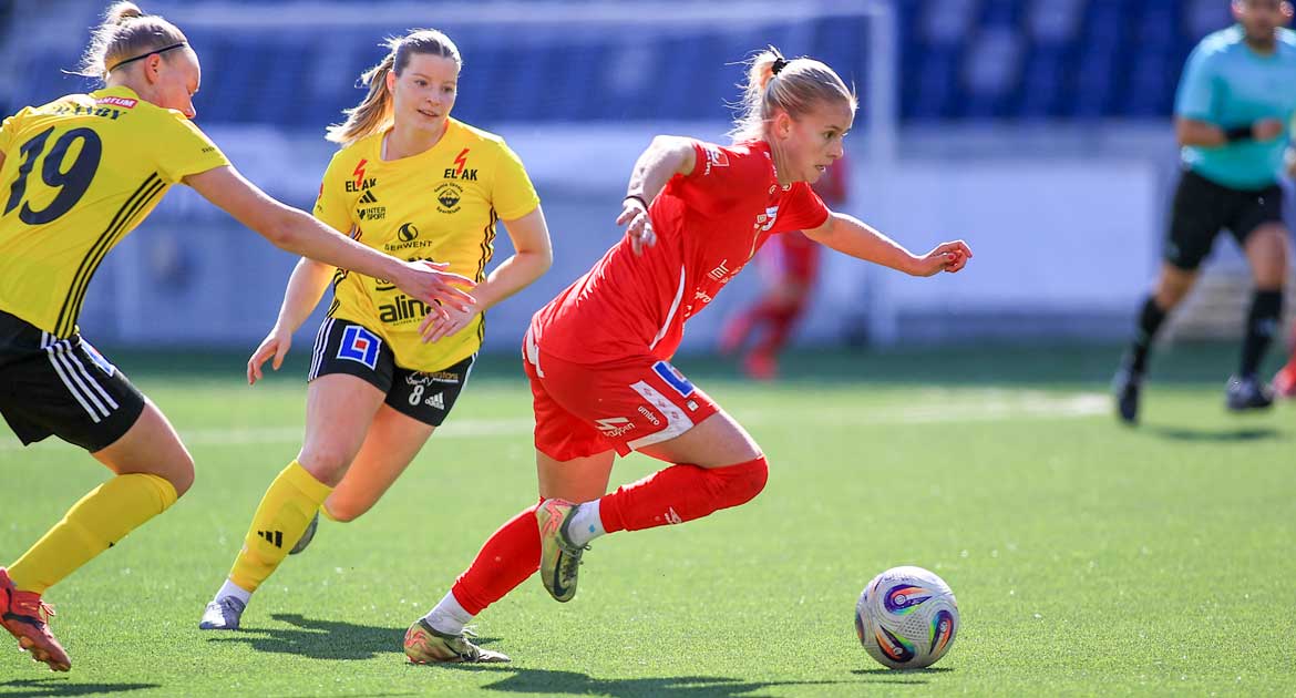 KIF Örebro-spelare spelar match på Behrn Arena.