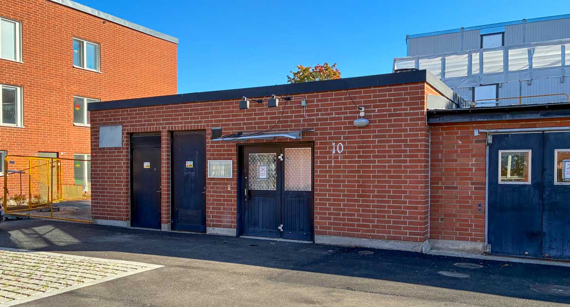 Entré till lokal på Studentgatan 10, ett litet envåningshus i tegel.