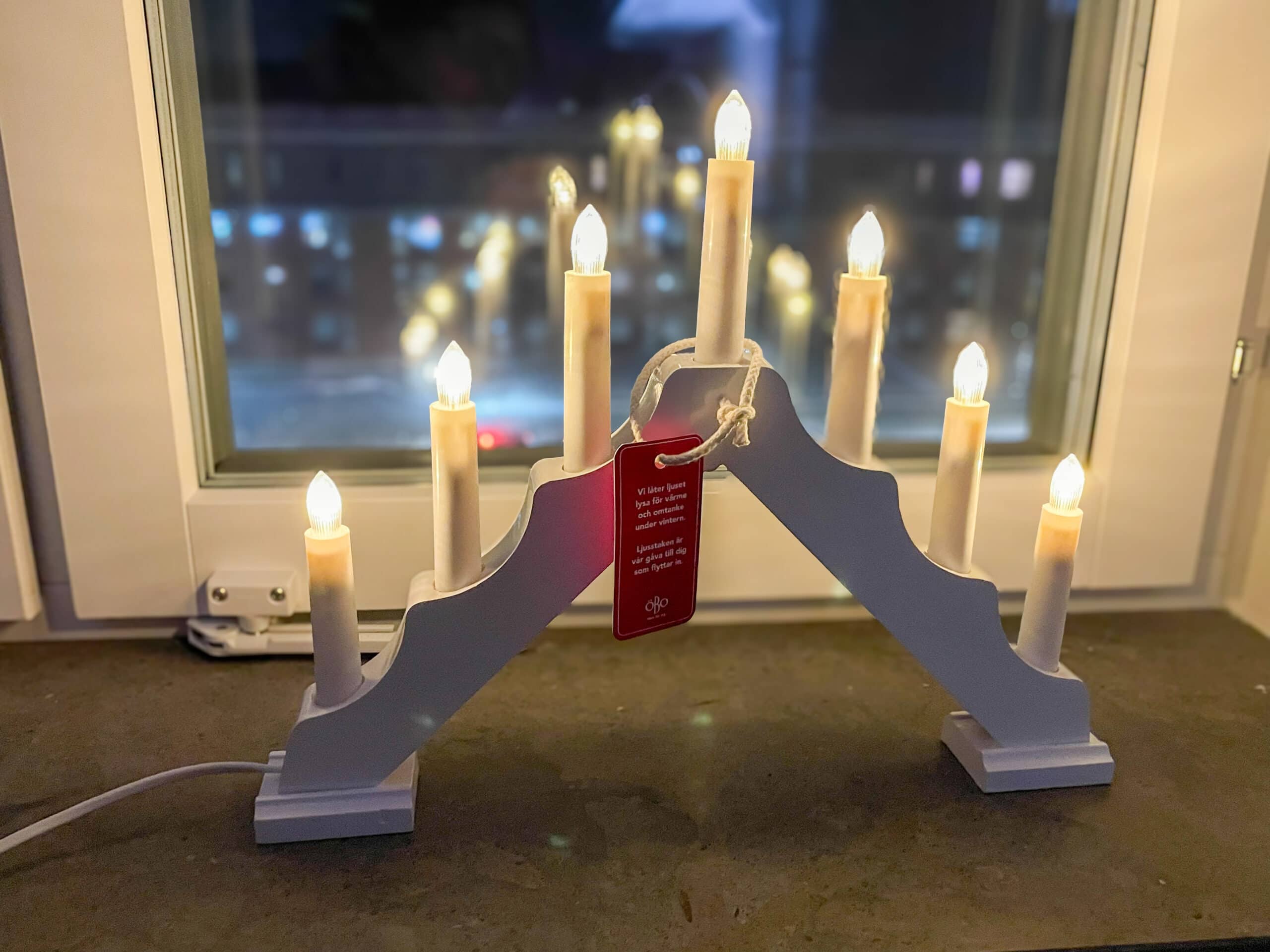 Adventsljustake lyser i fönster