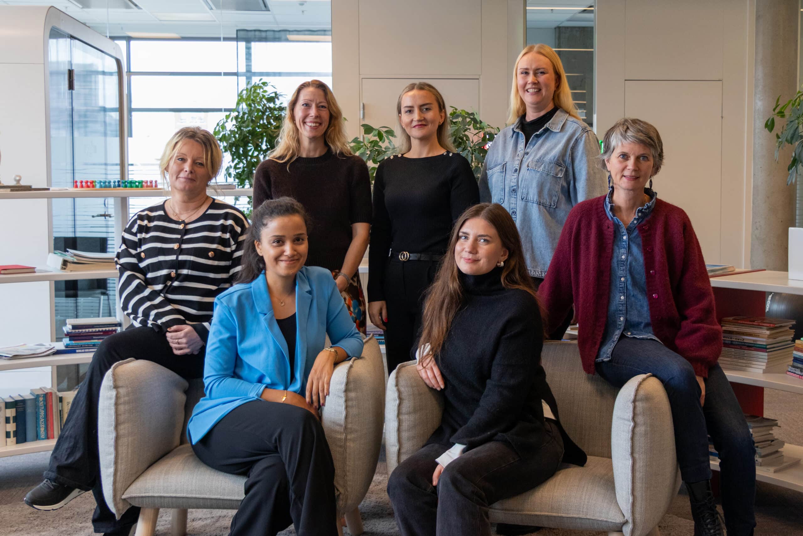 Gruppbild med personer från ÖBO, Asplunds och Örebro Stadsmission.