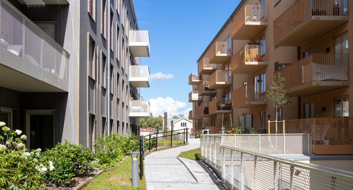 Innergård med grönska och sittplatser i kvarteret Hållstugan