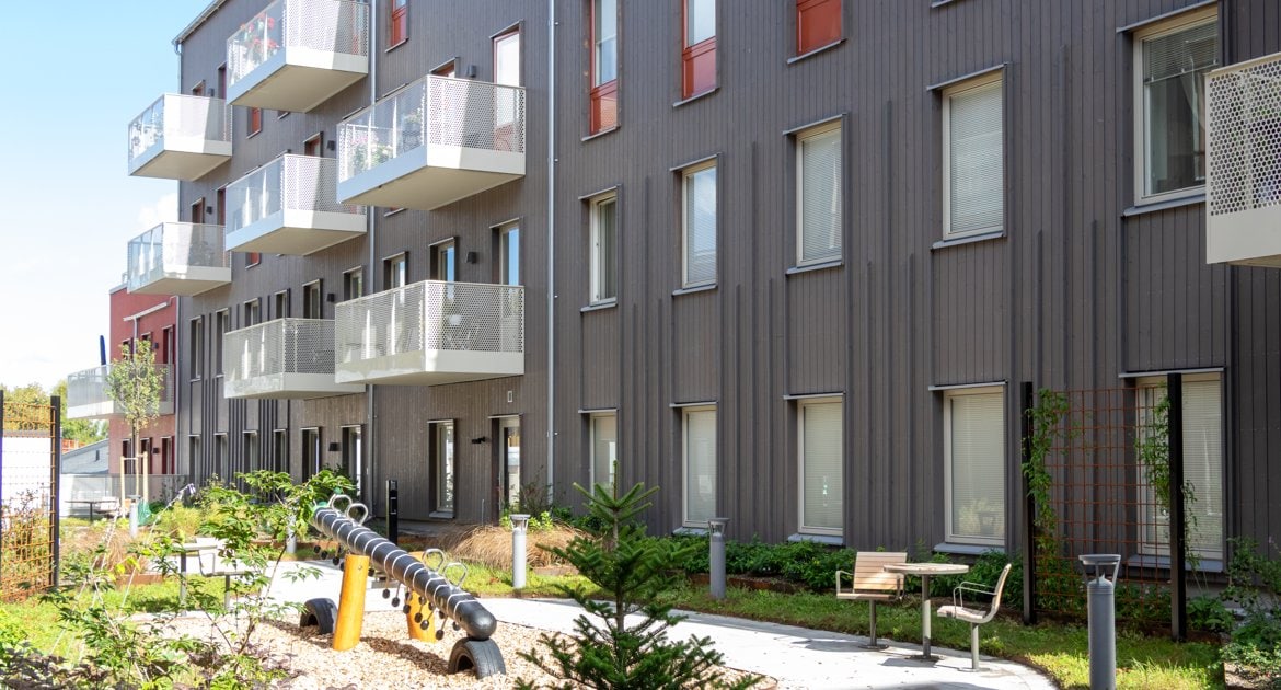 Innergård med grönska och sittplatser i kvarteret Hållstugan