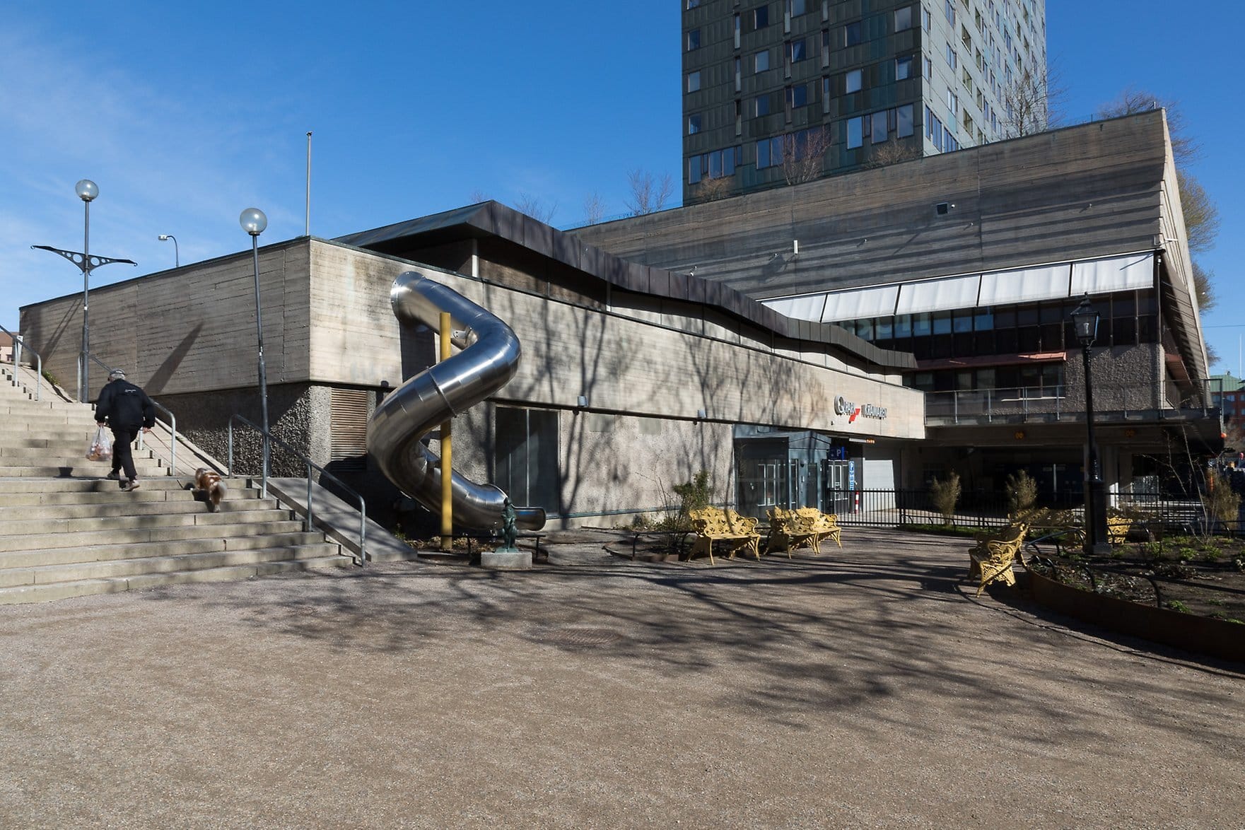 Mikroparken vid Köpmangatan med rutschkana och gula möbler.