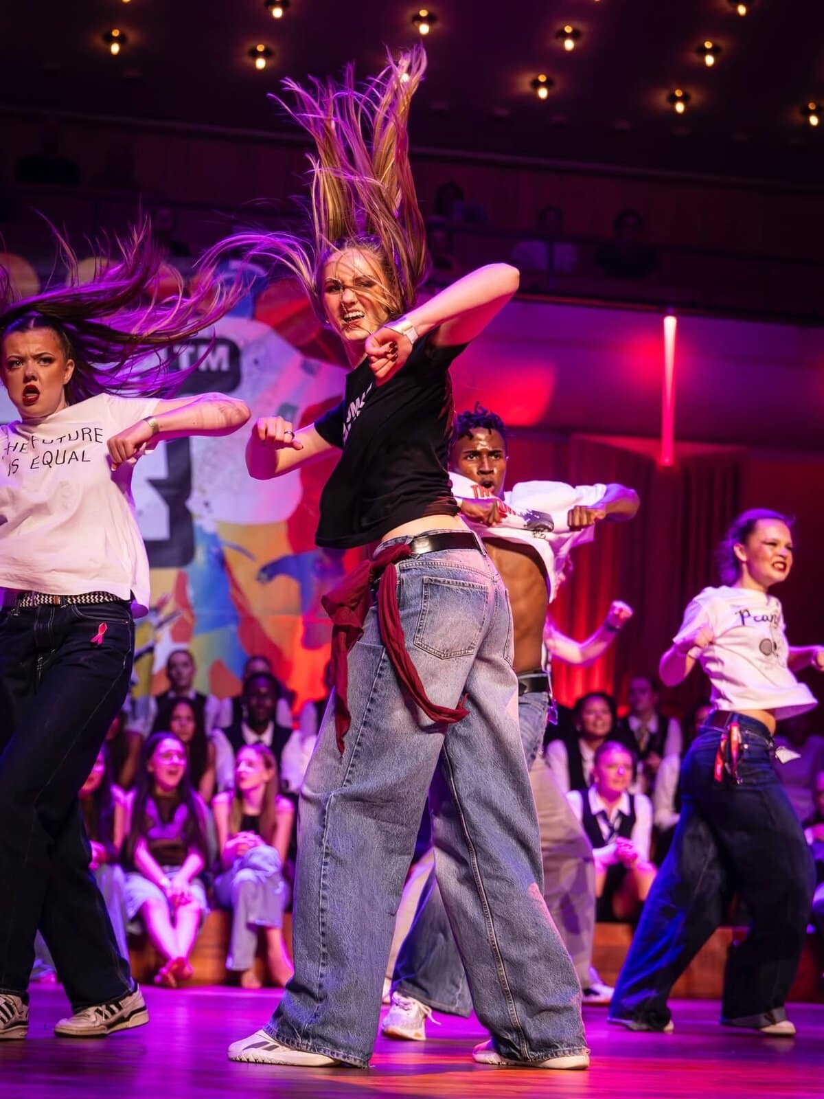 Dansare från dansgruppen HYPE, KFUM Dans Massive Community, dansar på en scen.