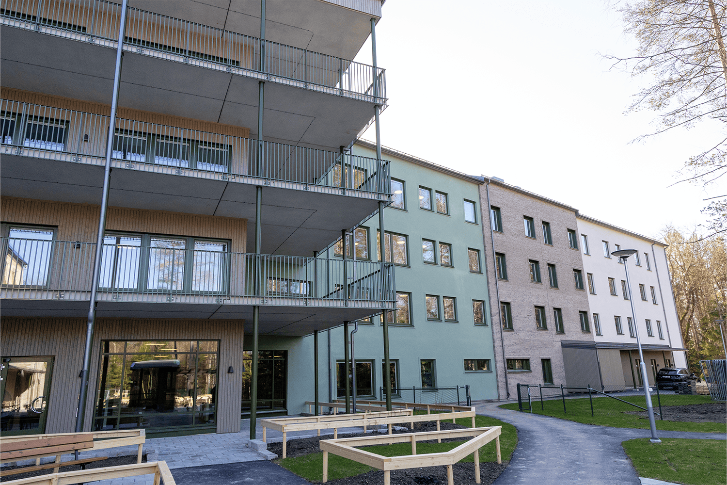 Exteriörbild från det särskilda boendet Saxons med balkonger och fasader i färg