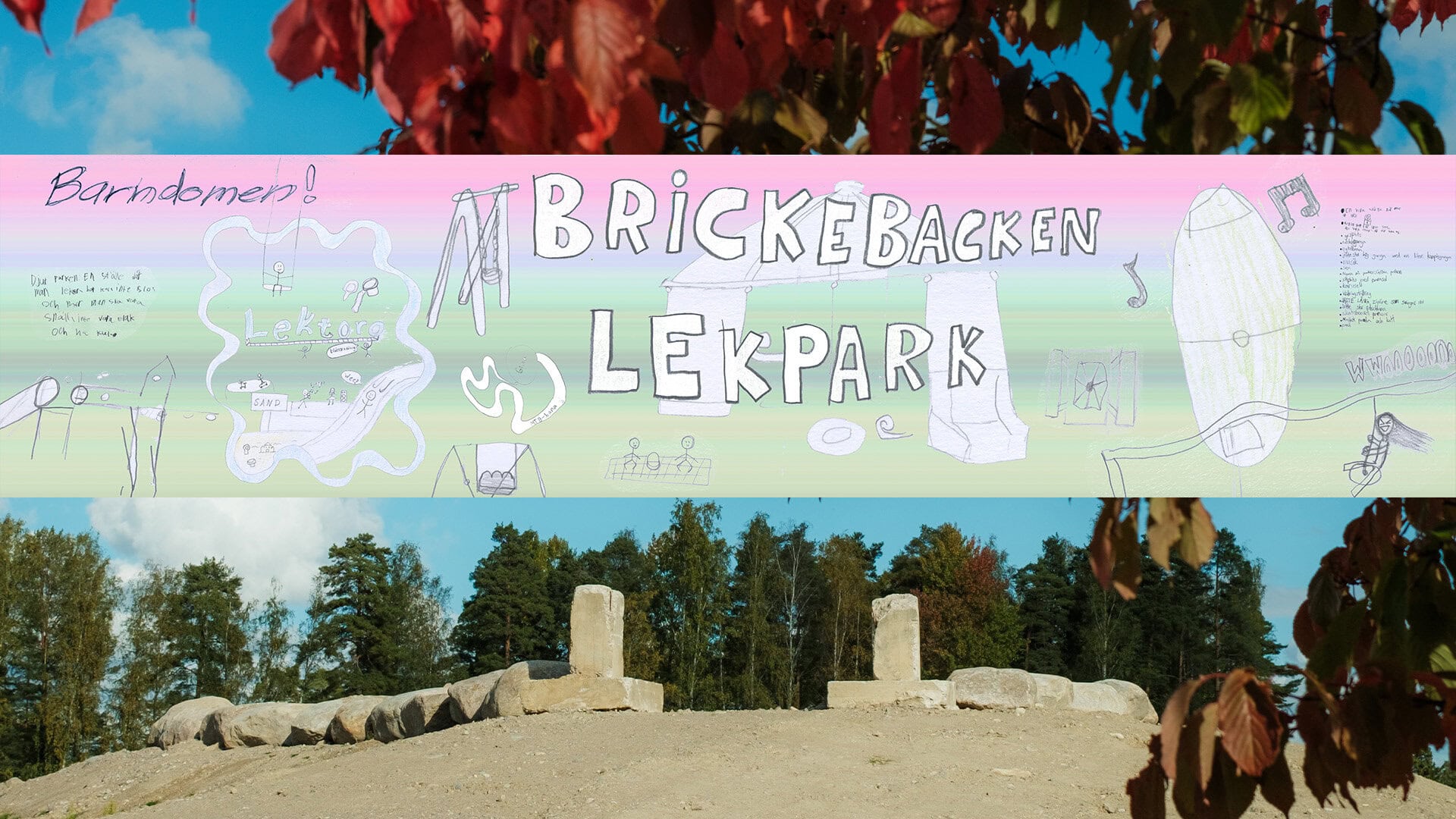 Skylt med texten “Brickebacken Lekpark” och barnillustrationer av lekutrustning. Nedanför syns en naturlekplats med stenar och stolpar på en kulle, omgiven av träd i höstfärger.