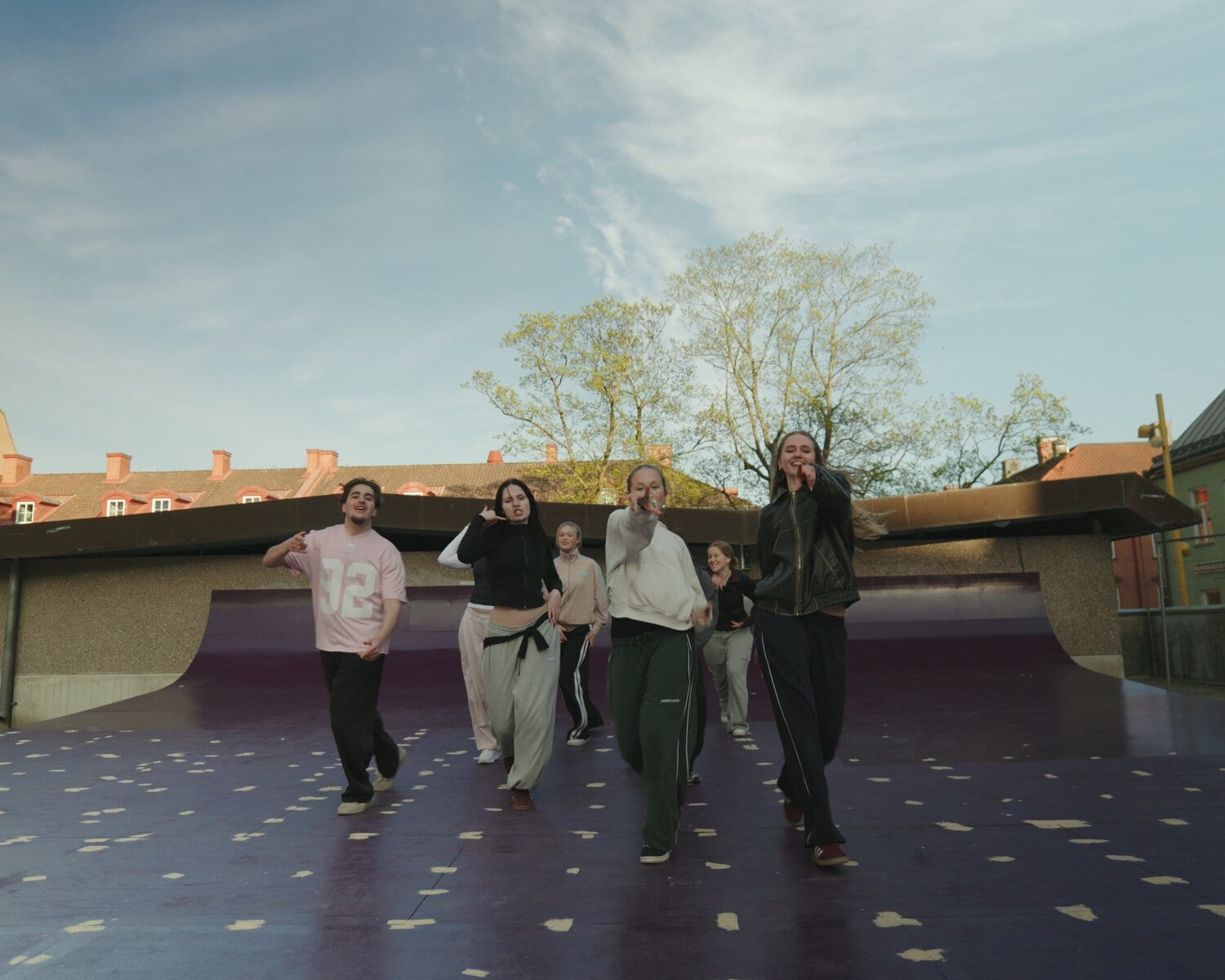 Dansare från KFUM Massive Community dansar på Krämartorgets dansbana.