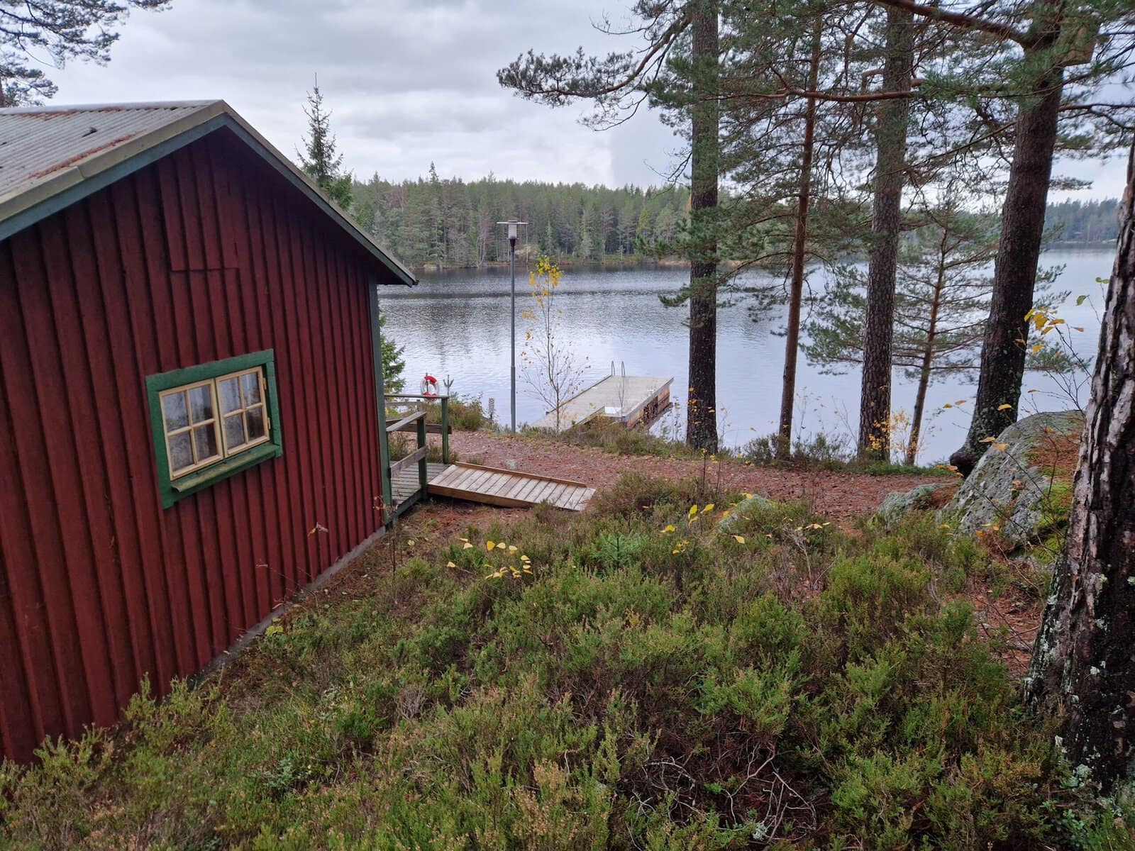 Fuxbouddens naturreservat med stuga och brygga
