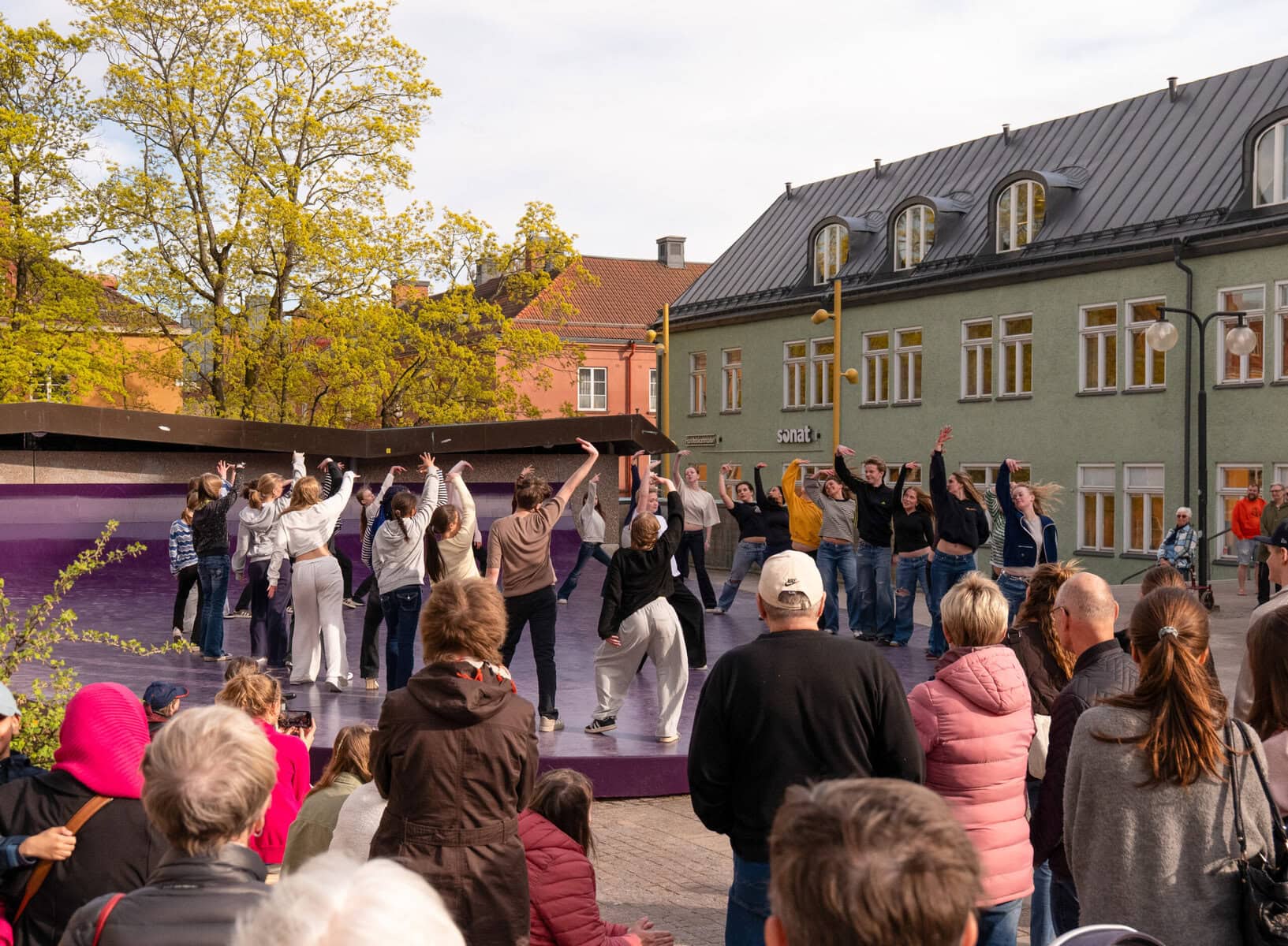 En grupp ungdomar dansar framför publik på dansbanan Krämaren Corner.