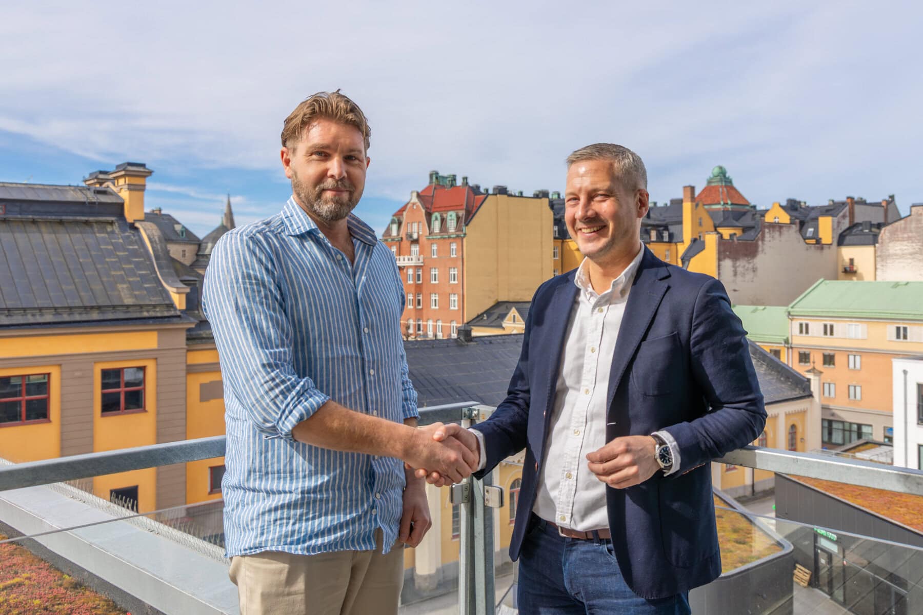 Fredrik Ljungquist, ÖBO, och Lars-Åke Pettersson, LF Bergslagen, skakar hand.