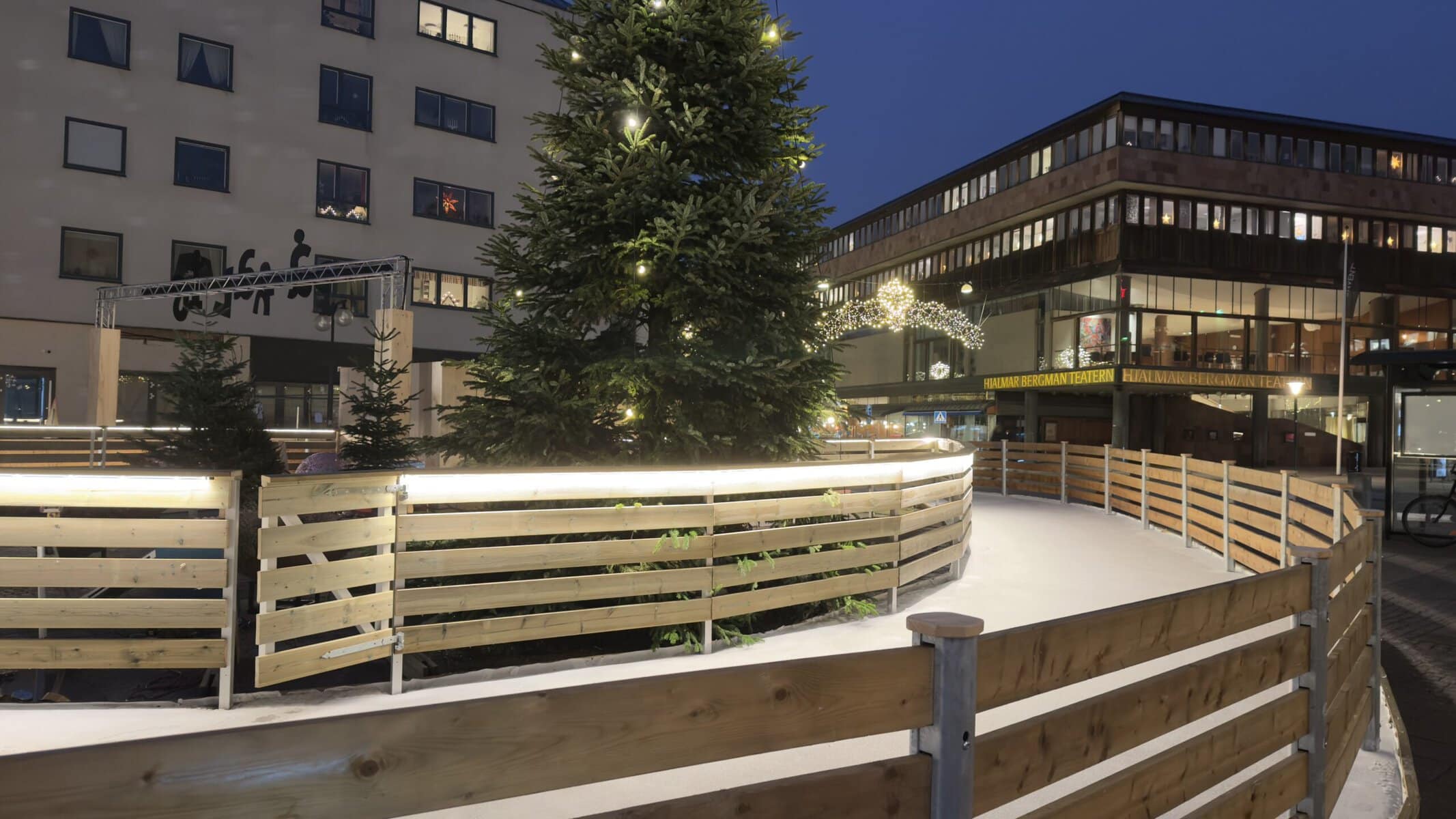 Skridskobana på södercity, men julgran i mitten