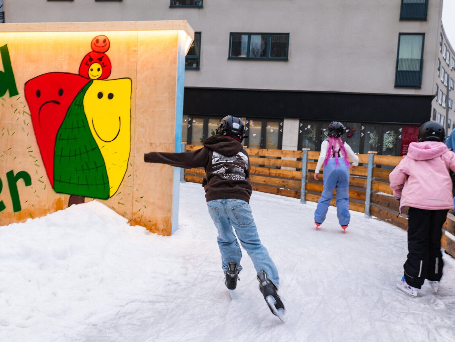 Barn åker skridskor på Krämartorget