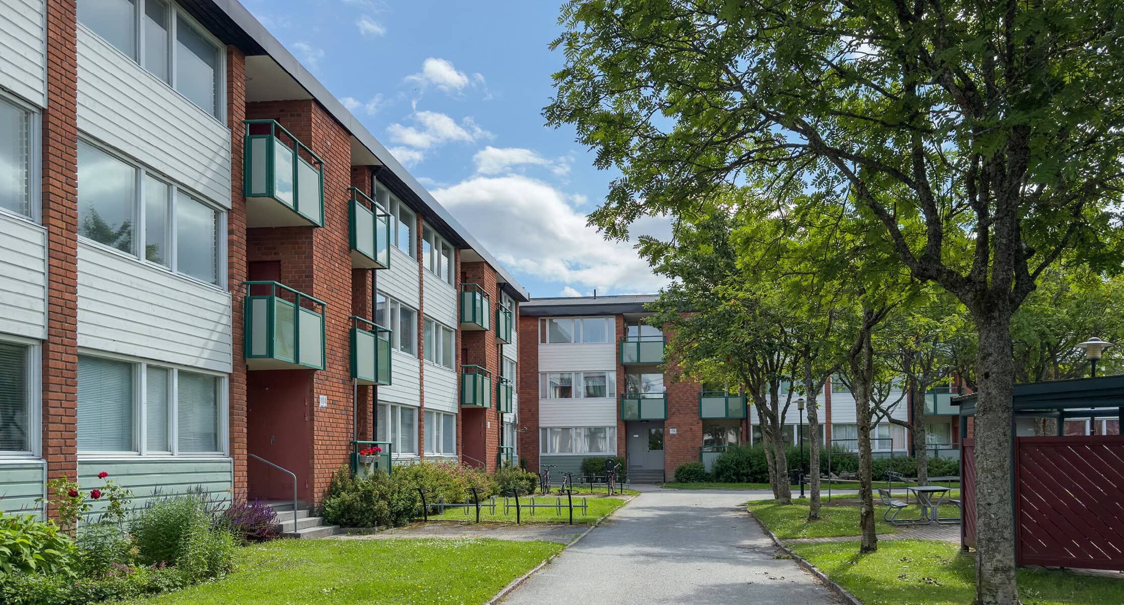 Exteriörbild från en innergård i Varberga.